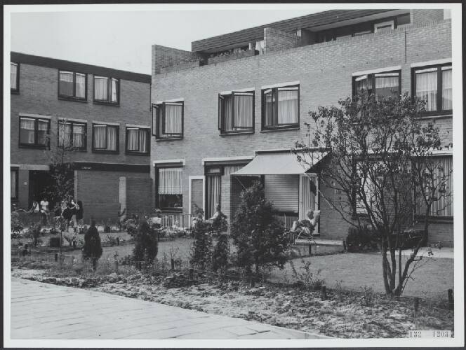 Woningen in de Eindhovense wijk &#039;t Hool, gebouwd door het Rotterdamse architecte…