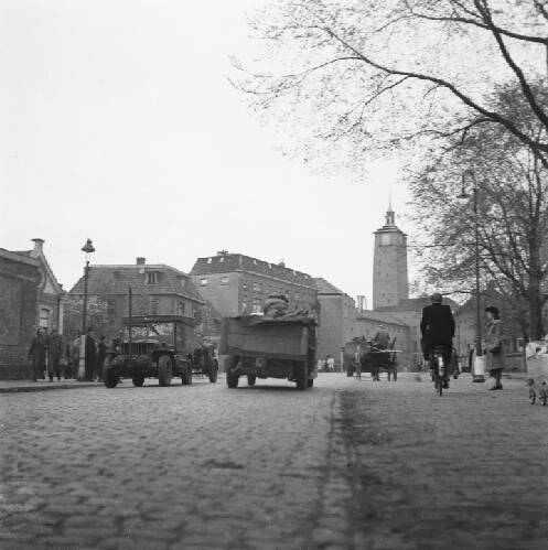 Beelden van het op 1 april 1945 bevrijde Enschede. Links een gevechtsklare Brits…