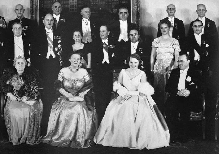 Ter ere van de 18e verjaardag van prinses Beatrix geeft de regering in het palei