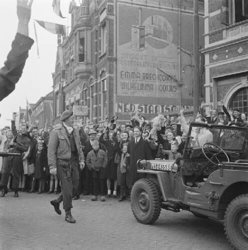 Prins Bernhard wordt dooe een menigte in Enschede. toegejuicht
