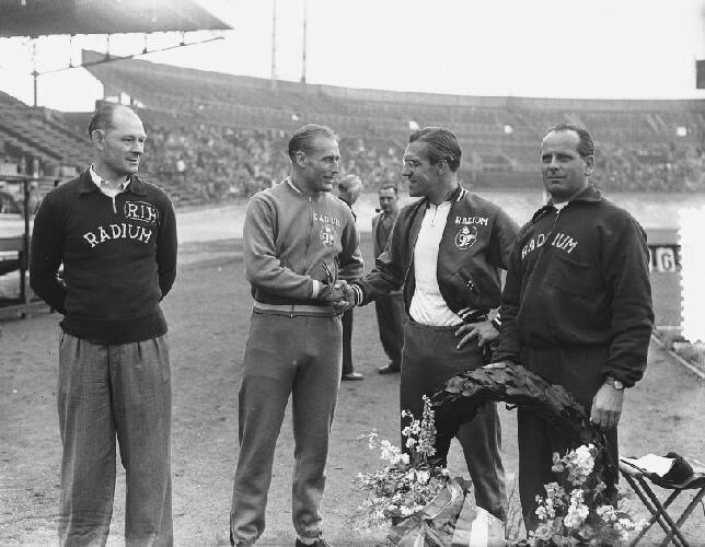 Wielerkampioenschappen Amsterdam Olympisch Stadion. Arie van Vliet (rechts) feli…