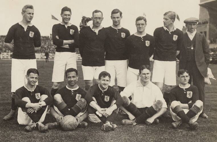 Nederlands elftal voor de interland tegen België. Staand, van links naar rechts:…