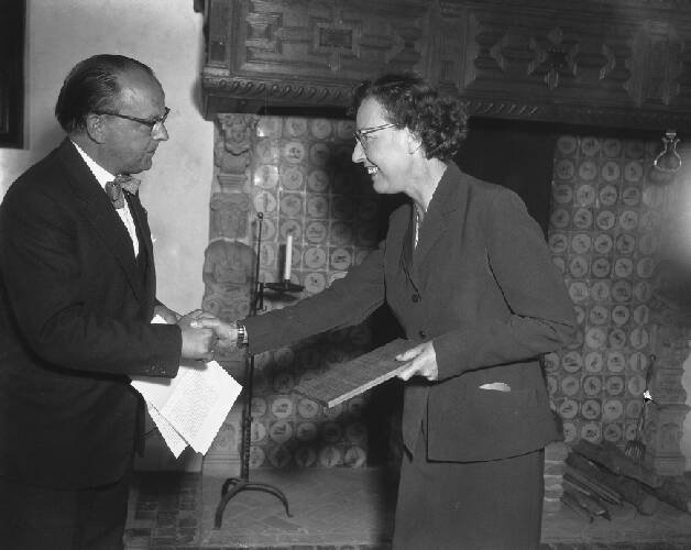 Anna Blaman krijgt P.C. Hooftprijs 1957, die wordt uitgereikt op het Muiderslot