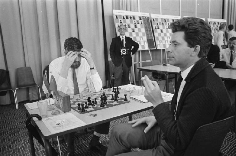 IBM-schaaktoernooi; J. H. Donner (links) tegen Boris Spasski