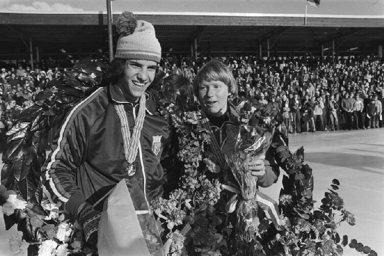 De kampioenen Eric Heiden en Sylvia Burka met lauwerkrans