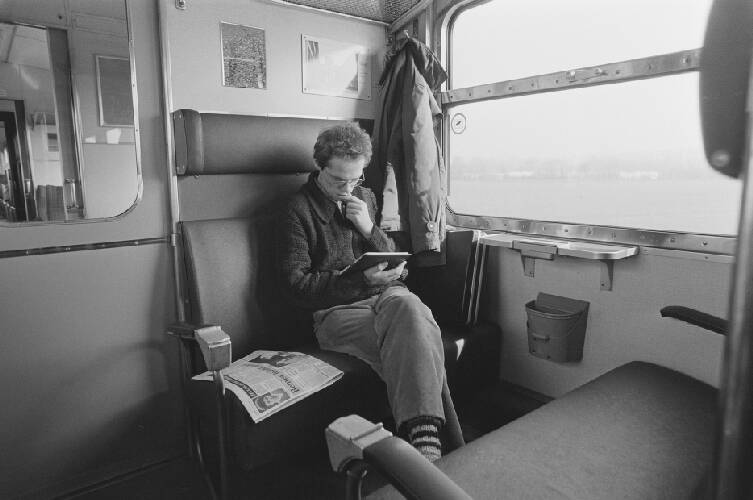 Jannes van der Wal bereidt zich in de trein van Groninge naar Nijverdal voor op …