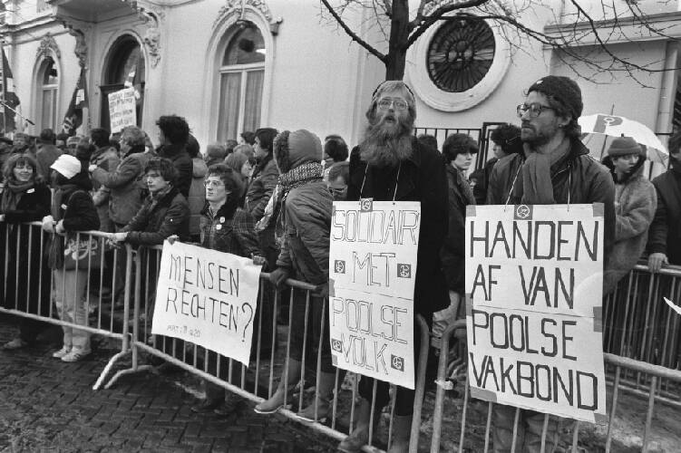 Demonstratie voor Poolse ambassade in Den Haag tegen staat van beleg in Polen. D…