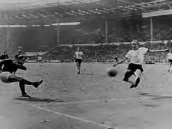 Engeland, wereldkampioen voetbal 1966, Geoff Hurst scoort derde doelpunt Engelan…
