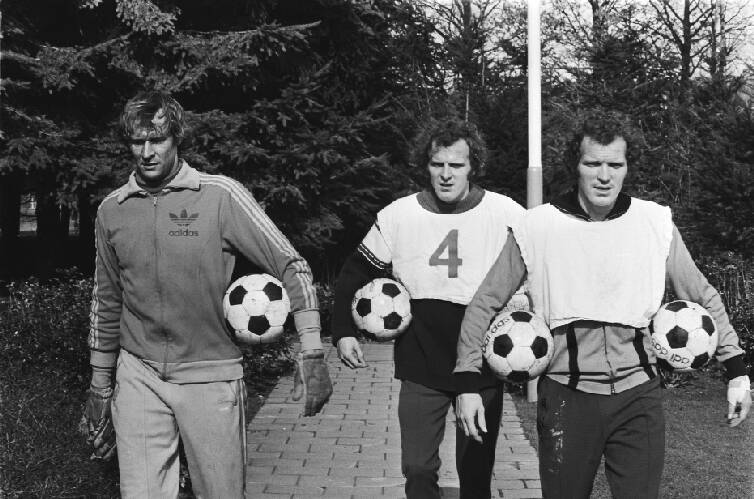 Training PSV voor UEFA-cup duel; v.l.n.r. Jan van Beveren, René van de Kerkhof e…