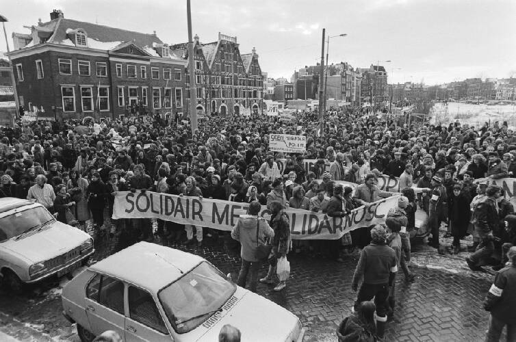 Demonstratie in Amsterdam tegen de staat van beleg in Polen Overzicht op Waterlo…
