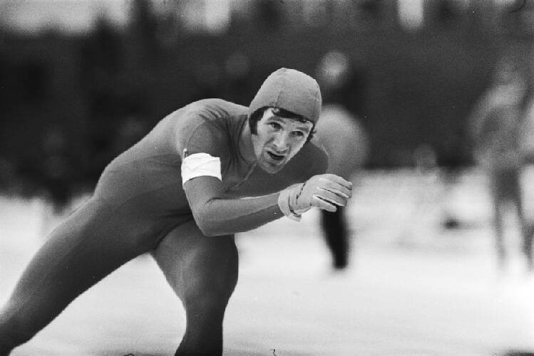 Nationale kampioenschappen schaatsen te Assen; Hans van Helden in aktie op 5.000…