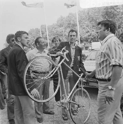 Jan Krekels met fiets voor Tour de France , rechts ploegleider Ton Vissers