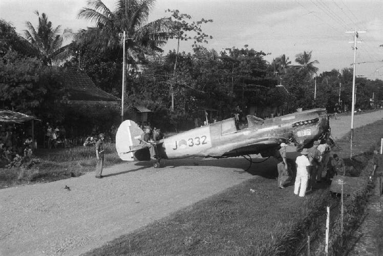 Onlangs moest een Curtiss P-40 jachtvliegtuig een noodlanding maken aan de rand …