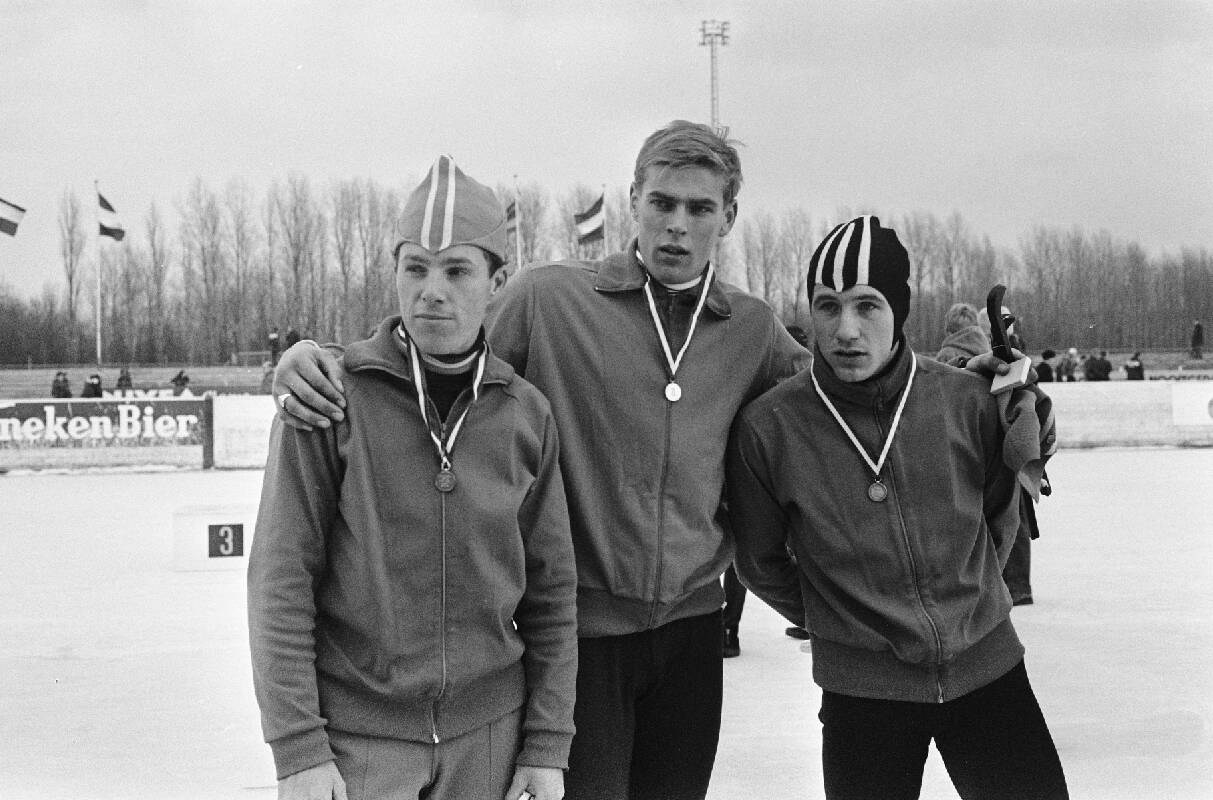 avontuur Kwalificatie Piepen Nederlandse Schaatskampioenschappen te Deventer, v.l.n.r. Rudi Liebrechts , Ard  Schenk en Kees Verkerk [na 500 of 5000 meter] (1965) | Deventer